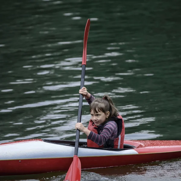 Joven Adolescente Chica Activamente Maneja Barco Kayak Deportivo Hermoso Río —  Fotos de Stock