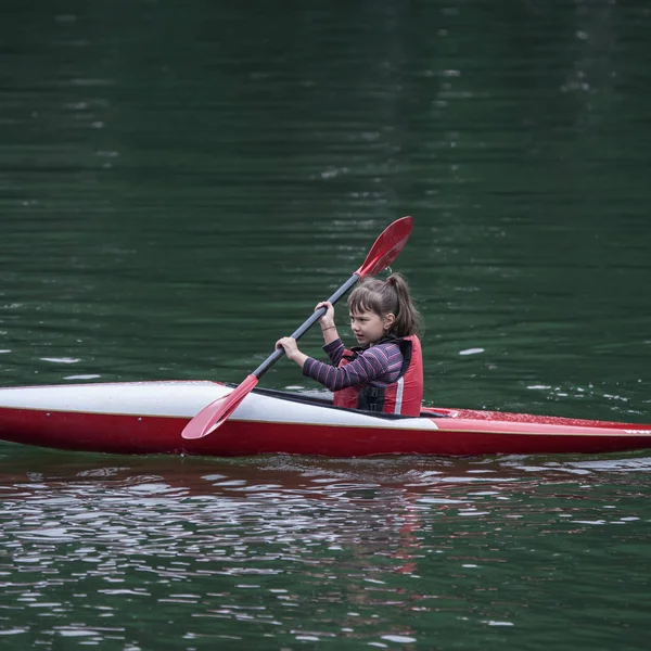 Jeune Adolescente Gère Activement Bateau Kayak Sport Sur Une Belle — Photo