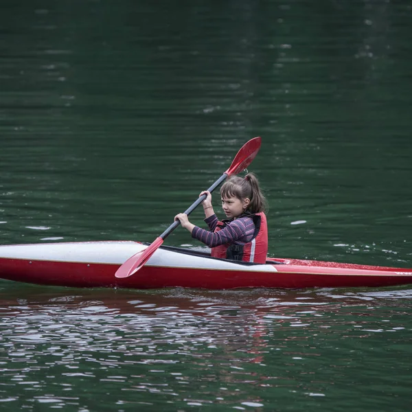 Jonge Tiener Meisje Beheert Actief Een Boot Kajak Sporten Een — Stockfoto