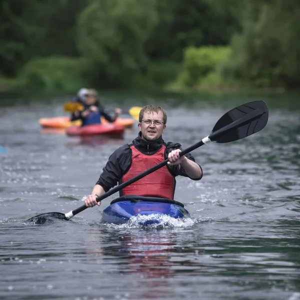 Mann Mittleren Alters Steuert Aktiv Ein Sportboot Mit Kajak Auf — Stockfoto