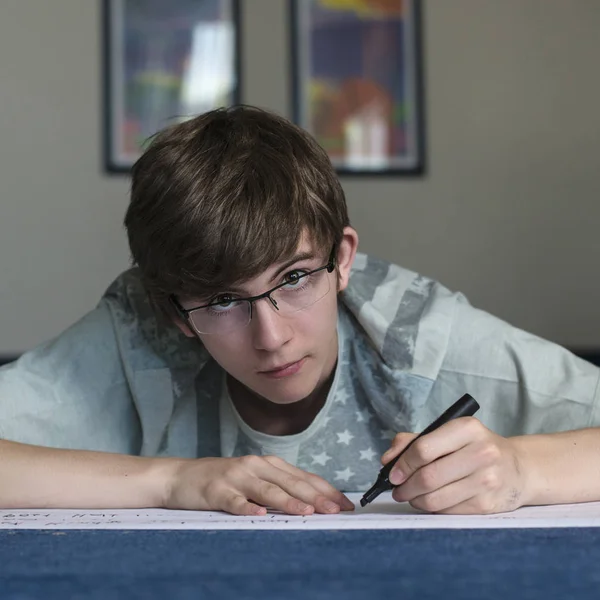 Jeune Adolescent Étudiant Dans Des Lunettes Trouve Sur Sol Puis — Photo