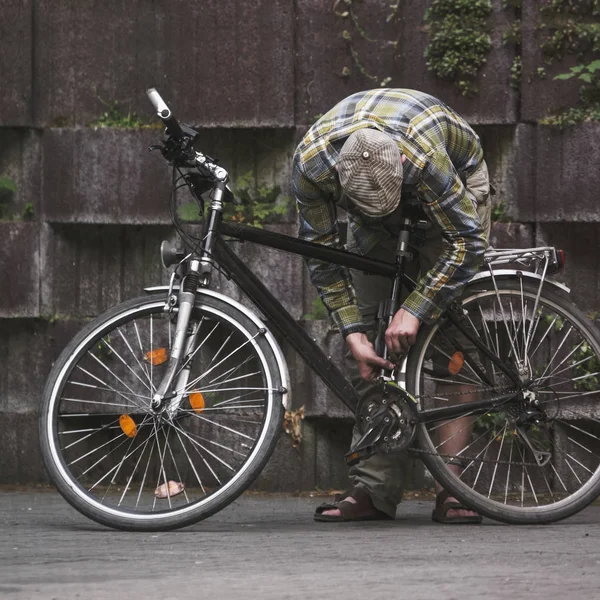 Hombre Una Camisa Cuadros Gorra Hace Prevención Vieja Bicicleta Antes — Foto de Stock
