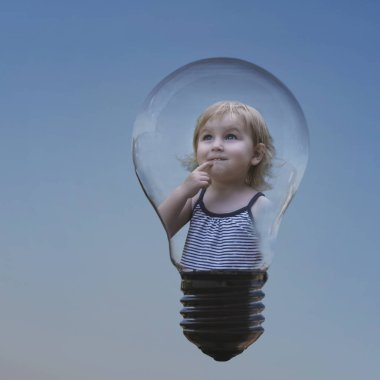 kavramsal geldi fikir, tatlı bir küçük kız lamba içinde parmağını onun dudakları getiriyor ve düşünceli mesafe içine bakarak görüntüdür