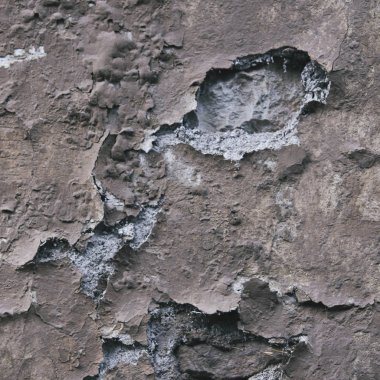 Eski tuğla duvar doku ile düşmüş sıva ve çatlaklar, arka plan off