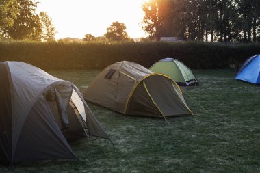 Güzel erken yaz akşam saatlerinde kamp turist çadır