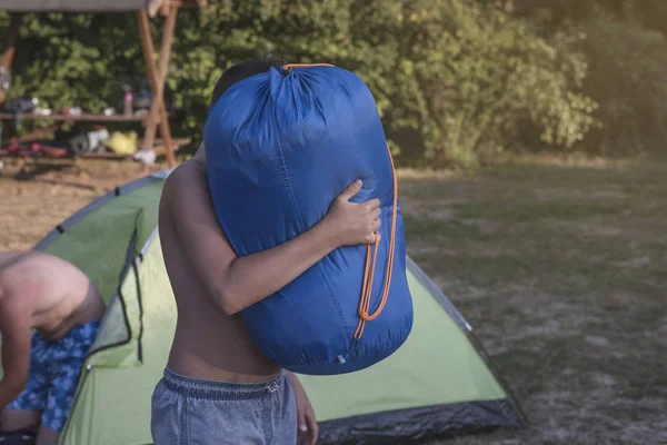 Niño Adolescente Bolsa Transporte Con Tienda Campaña Camping Verano — Foto de Stock