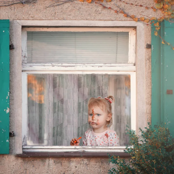 Dziewczynka Twarzą Rozmazany Patrząc Okna Stary Dom Posiadających Marker Ręku — Zdjęcie stockowe
