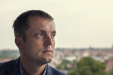 Düşünceli ufuk ötesine bakarak orta yaşlı bir adam portresi