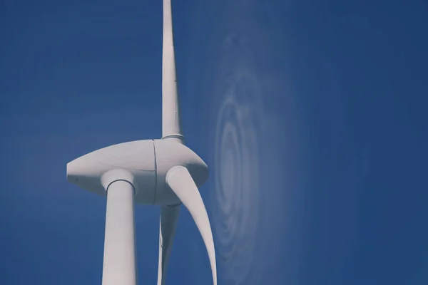 Wind Turbine Närbild Med Enorma Blad Genererar Miljövänliga Alternativ Energi — Stockfoto