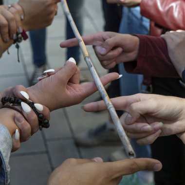 bir bambu dalı tutan kişilik tutan bir grup çalışması kavramsal görüntüsünü, sopa