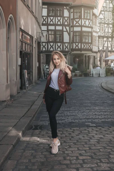 Joven Hermosa Chica Rubia Está Caminando Largo Vieja Calle Europea —  Fotos de Stock