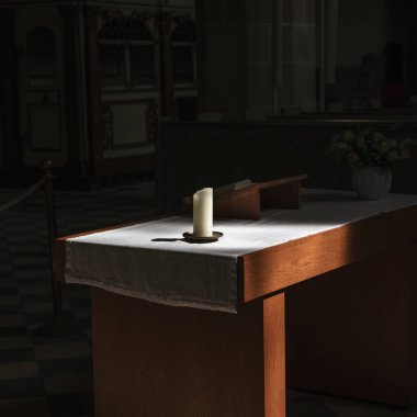 mum mum sönmüş penceresinden bir güzel ilginç ve iç aydınlatma ile kilisenin sunak üzerinde duruyor