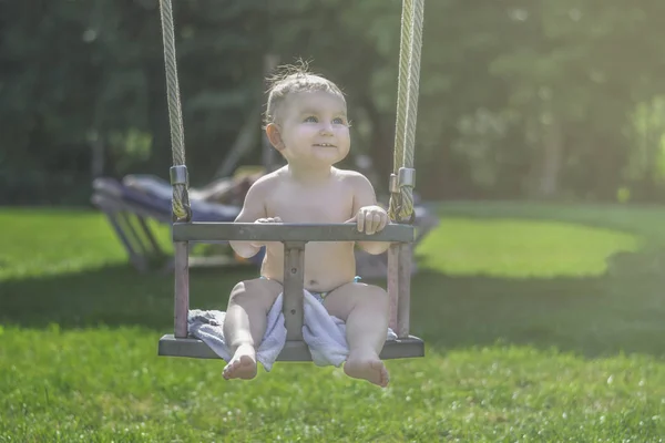 Fröhliches Kleines Lächelndes Kind Schaukelt Sommer Freien Auf Einer Schaukel — Stockfoto