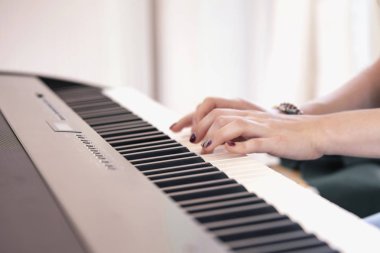 Nazik eller müzik elektronik fano siyah ve beyaz tuşlar ile bir piyanist