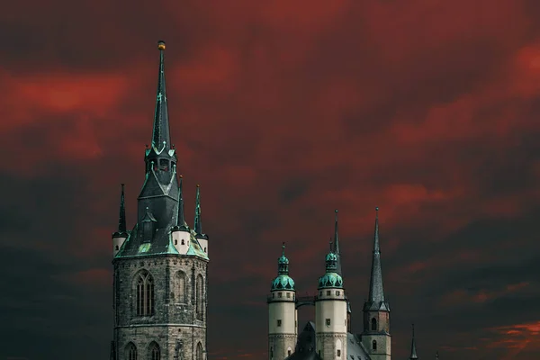 Vintage Wieże Kościołów Europejskich Tle Czerwony Niebieski Niebo Mieście Hale — Zdjęcie stockowe