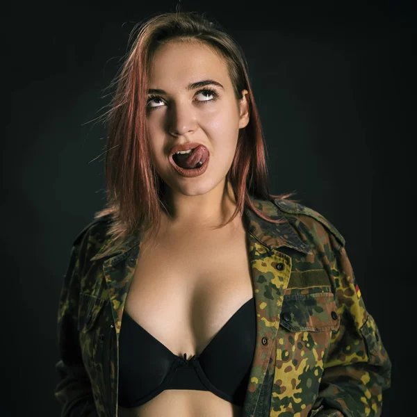 Hermosa joven con el pelo rojo y en una chaqueta del ejército en un bl —  Fotos de Stock