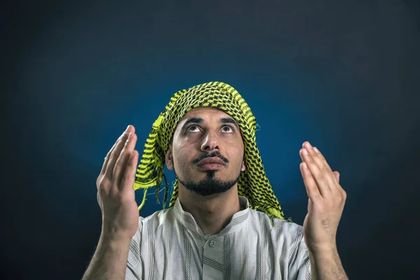 Wschodniowyglądający mężczyzna w tradycyjnej, krajowej arabskiej sukni wygląda Wi — Zdjęcie stockowe
