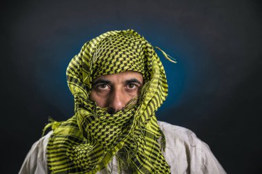 Geleneksel Ulusal Arap elbise Co Doğu görünümü bir adam