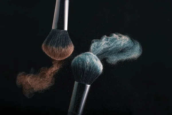 Cosmetische tinten van verschillende kleuren, rood en blauw, vliegen uit de buurt van — Stockfoto