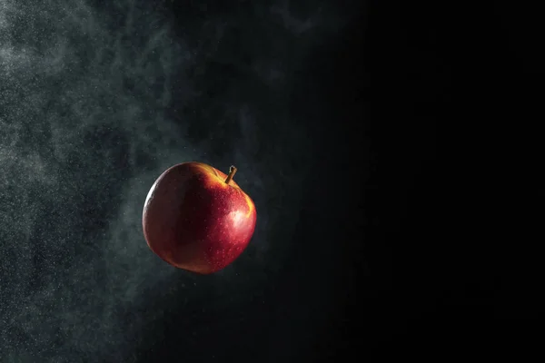 Friss alma piros-sárga fekete gradiens háttér. — Stock Fotó