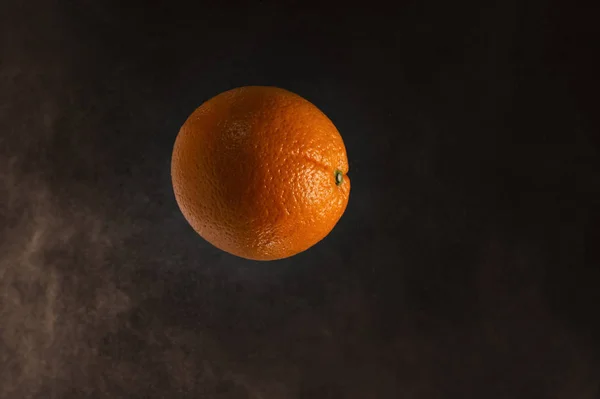 Laranja fruta laranja madura close-up no fundo escuro gradiente . — Fotografia de Stock