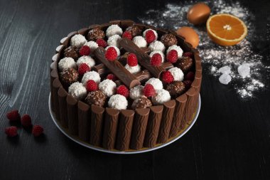 Siyah ahşap ahududu çilek ile El yapımı çikolatalı kek