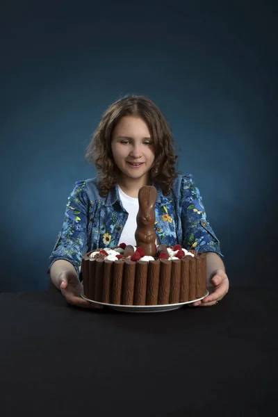 Sötét hajú lány a diéta néz egy csokis süteményt, küzd — Stock Fotó