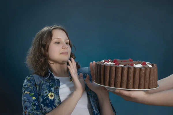 Fiatal barna diéta elutasítja csokoládé torta málna — Stock Fotó