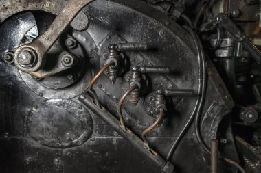 Eski bir buharlı lokomotif yakın çekim kontrol kabininin detayları