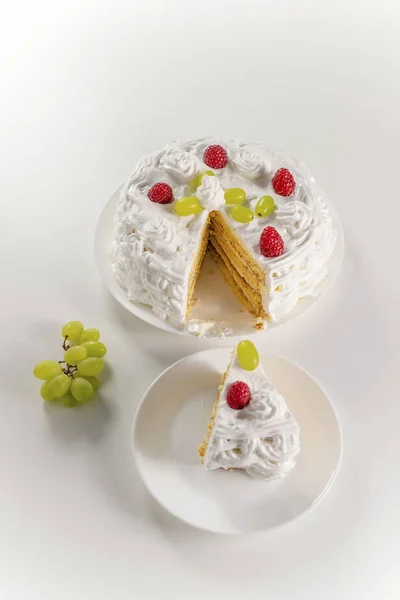 Gâteau crémeux fait maison à base d'ingrédients naturels avec raspberr — Photo