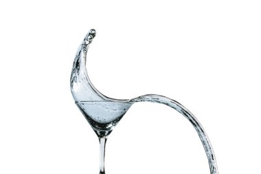 Beyaz bir sırt üzerinde bir martini cam sıvı Güzel sıçrama