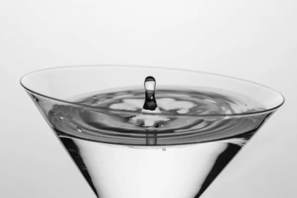 Içki son damla bir martini cam, siyah ve whi içine düşüyor — Stok fotoğraf