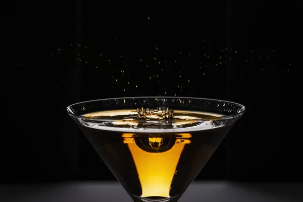 Cocktail amarelo-vermelho em baikal para martini com uma bela lasca — Fotografia de Stock