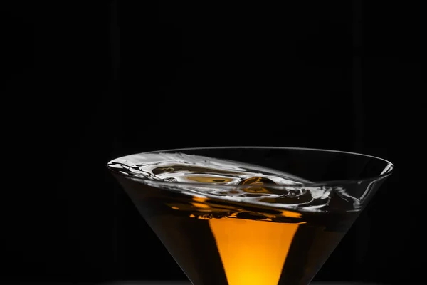 Cocktail amarelo-vermelho em baikal para martini com uma bela lasca — Fotografia de Stock