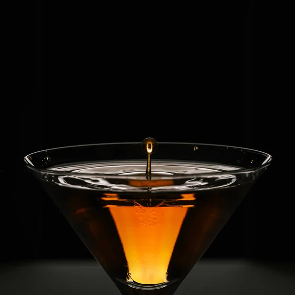 Cocktail amarelo-vermelho em baikal para martini com uma bela lasca — Fotografia de Stock