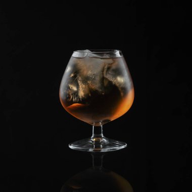 Buzile viski dolu yakın çekim brendi bardağı.