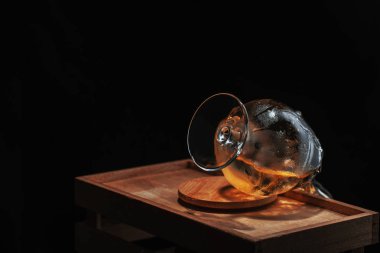  viski bardağı devrildi ve soğuk buzdan ıslandı.