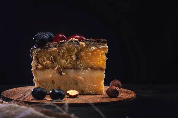 Geschnittenes Stück Schokoladenkuchen mit Traubennüssen und Bl dekoriert — Stockfoto