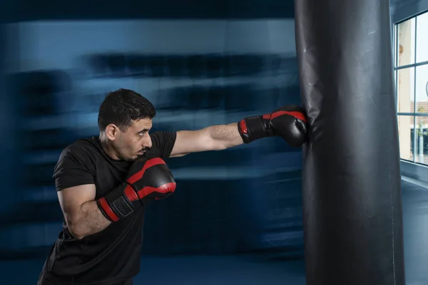 Wschodnia Arabska bokser patrzy na pudełko z torbą do wykrawania. — Zdjęcie stockowe
