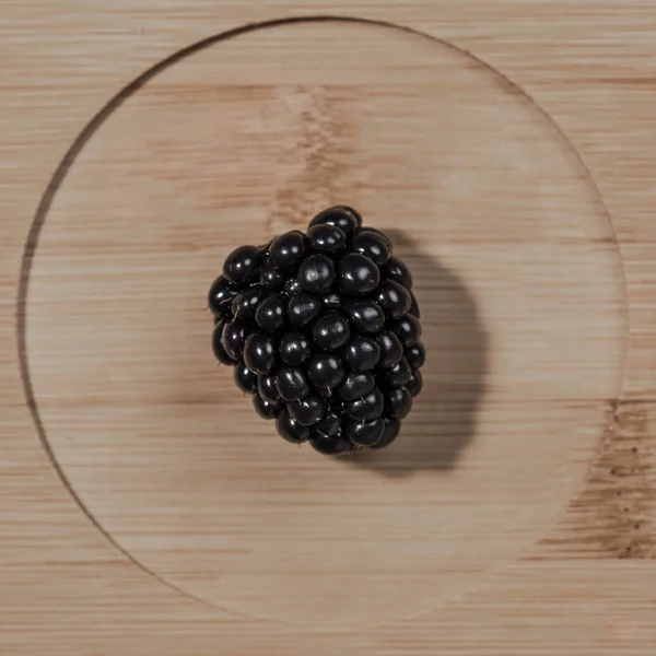 Verse sappige BlackBerry Berry ligt in het midden van de cirkel van — Stockfoto