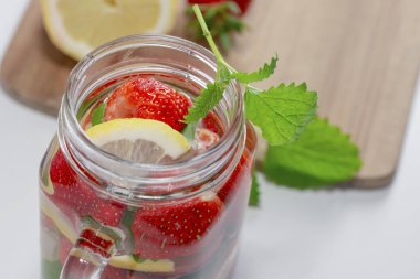 Çilek, nane ve limon ile meyve suyu kupa, bir stand