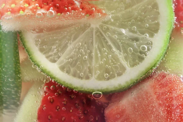 Refrescante agua con gas de frutas de fresas y lima en un — Foto de Stock
