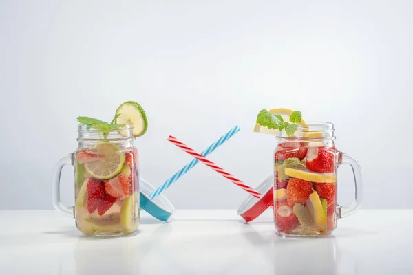 Dos tazas con agua refrescante de frutas de fresas, limón, m — Foto de Stock