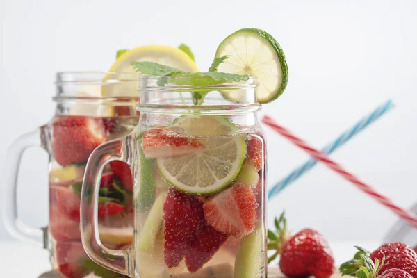 Dos tazas de agua refrescante de frutas hechas de fresas, limón — Foto de Stock