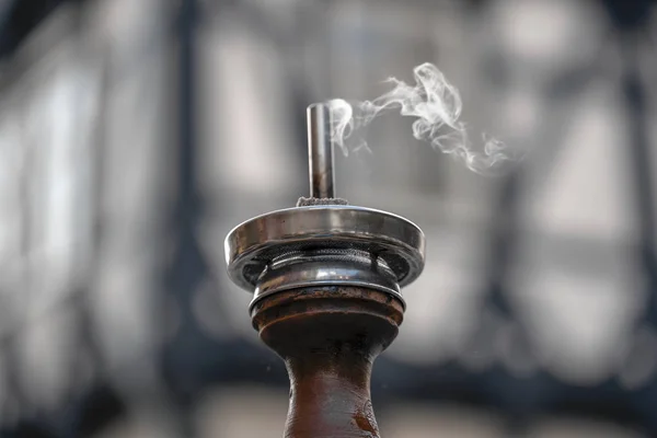 Upper part of the hookah with smoke coming out of the tube, clos — Stock Photo, Image