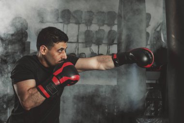 Doğu Arap boksör bir kum torbası ile kutubakar.