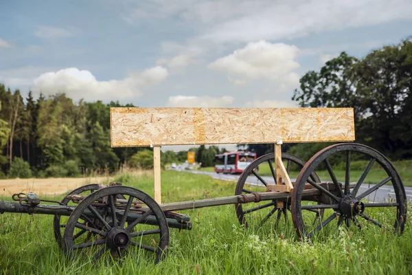 Richtings teken op een oude kar met vrije ruimte voor een inscriptie — Stockfoto