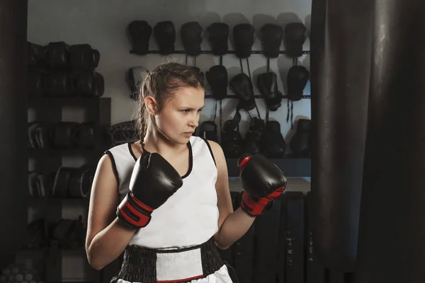 Junge zielstrebige Athletin hält Boxtraining im Fitnessstudio ab. — Stockfoto