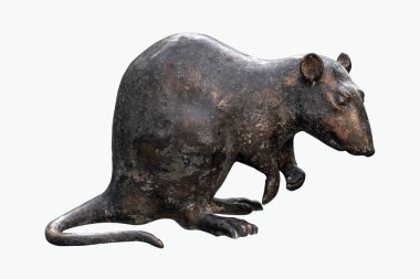 Beyaz arka planda izole edilmiş bir farenin bakır figürü.