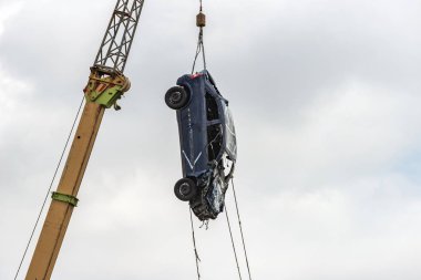 bir vinç üzerinde halatlar üzerinde enkaz acil şekilsiz araba asansör.